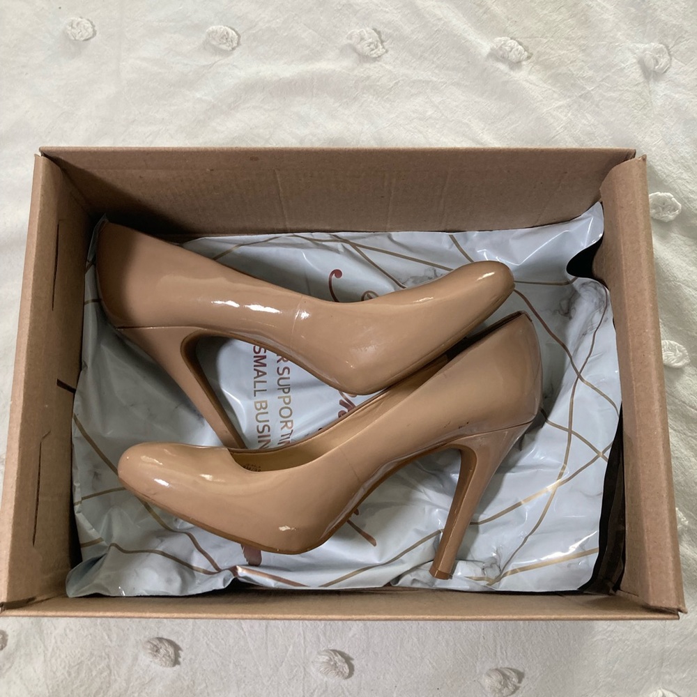 Nude pumps
